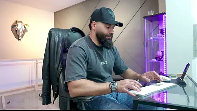 Snapshot of mattmasterss chatting on 03-22-25, 08:15 mattmasterss online show from 03-22-25, 08:15