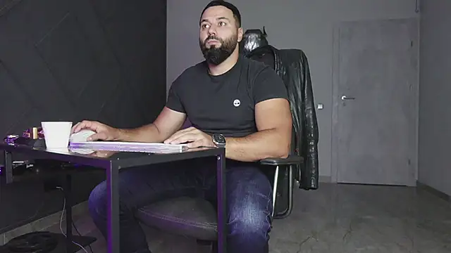 Snapshot of mattmasterss chatting on 10-04-25, 05:33 mattmasterss online show from 10-04-25, 05:33