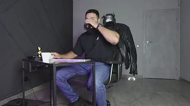 Snapshot of mattmasterss chatting on 10-23-25, 09:13 mattmasterss online show from 10-23-25, 09:13