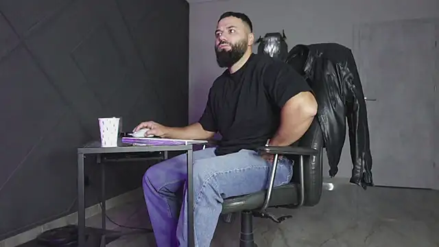 Snapshot of mattmasterss chatting on 11-09-25, 04:22 mattmasterss online show from 11-09-25, 04:22