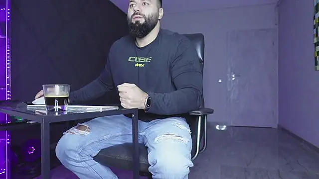 Snapshot of mattmasterss chatting on 12-14-25, 04:40 mattmasterss online show from 12-14-25, 04:40