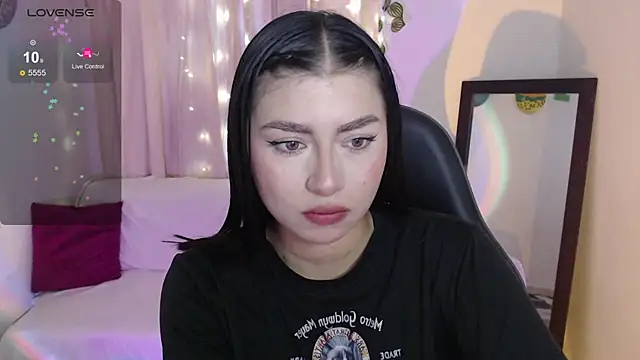 Snapshot of mily_thomson_b_ chatting on 06-12-26, 10:52 mily thomson b online show from 06-12-26, 10:52