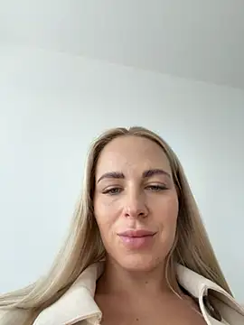 Snapshot of streetdoll chatting on 10-24-25, 01:40 streetdoll online show from 10-24-25, 01:40