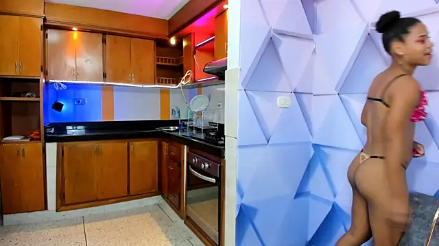 Snapshot of royalgirls_x chatting on 01-16-25, 09:30 royalgirls x online show from 01-16-25, 09:30