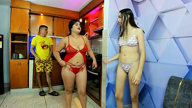 Snapshot of royalgirls_x chatting on 01-22-25, 01:53 royalgirls x online show from 01-22-25, 01:53