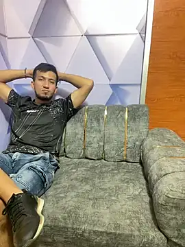 Snapshot of royalgirls_x chatting on 02-18-25, 01:21 royalgirls x online show from 02-18-25, 01:21