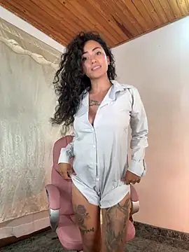 Snapshot of paula_brunette chatting on 11-19-25, 04:01 paula brunette online show from 11-19-25, 04:01