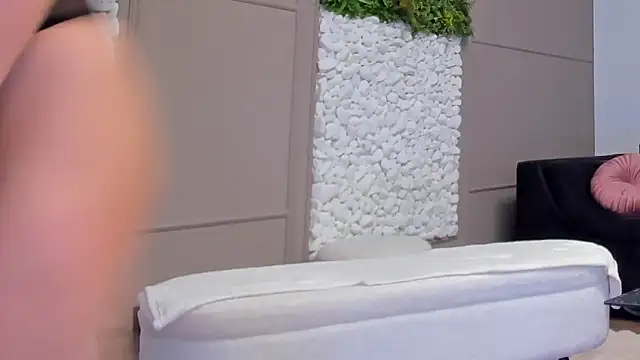 Snapshot of Deliciouslips chatting on 12-17-24, 12:54 Deliciouslips online show from 12-17-24, 12:54