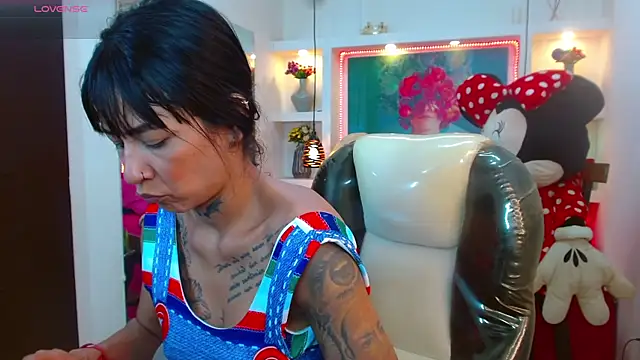 lorenapinto online show from 10-29-25, 01:41