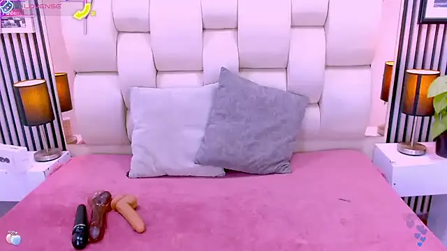 Snapshot of sarah_cream chatting on 12-14-25, 05:57 sarah cream online show from 12-14-25, 05:57