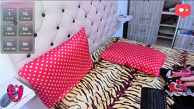 Snapshot of Krystal_Cruz chatting on 01-04-25, 12:16 Krystal Cruz online show from 01-04-25, 12:16