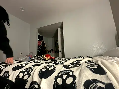 Snapshot of tatted-bitty chatting on 11-22-25, 12:59 tatted-bitty online show from 11-22-25, 12:59