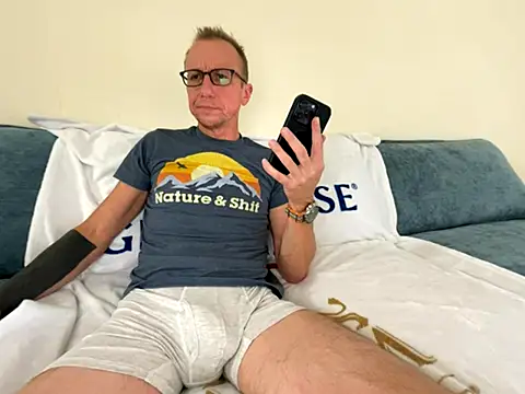 Snapshot of mouser21212 chatting on 10-29-25, 09:16 mouser21212 online show from 10-29-25, 09:16