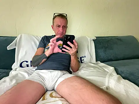 Snapshot of mouser21212 chatting on 10-31-25, 01:50 mouser21212 online show from 10-31-25, 01:50