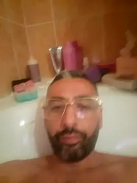 Snapshot of goldenhead1 chatting on 02-09-26, 03:21 goldenhead1 online show from 02-09-26, 03:21