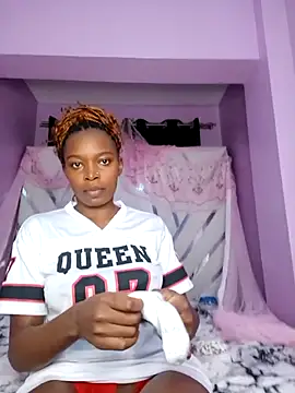 Snapshot of Pretty-queen123 chatting on 09-19-25, 02:35 Pretty-queen123 online show from 09-19-25, 02:35