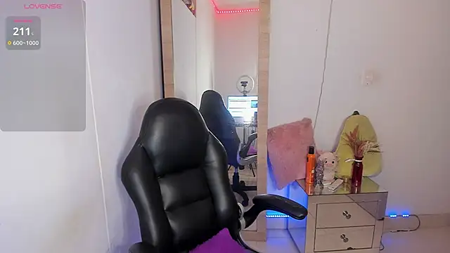 Snapshot of hellensexy chatting on 12-18-25, 09:54 hellensexy online show from 12-18-25, 09:54