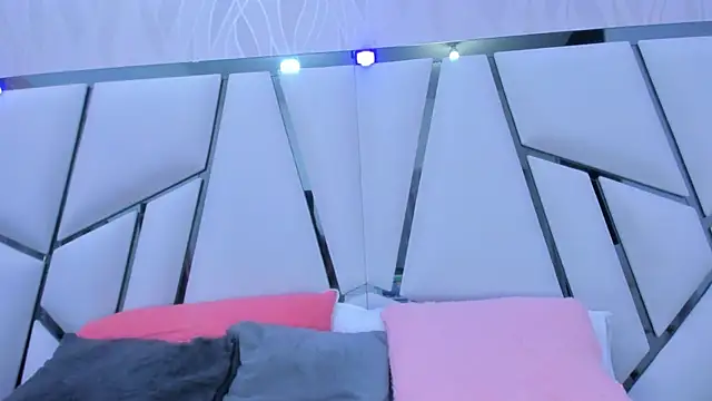  aurora18  online show from 02-07-25, 03:12