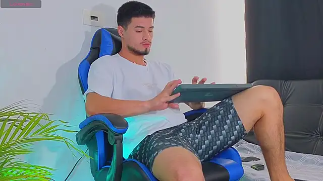 Snapshot of EdwardRoss_ chatting on 10-30-25, 07:36 EdwardRoss online show from 10-30-25, 07:36