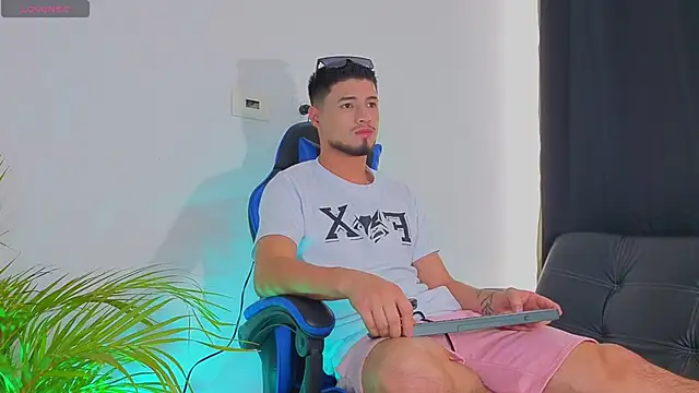 Snapshot of EdwardRoss_ chatting on 11-02-25, 08:33 EdwardRoss online show from 11-02-25, 08:33