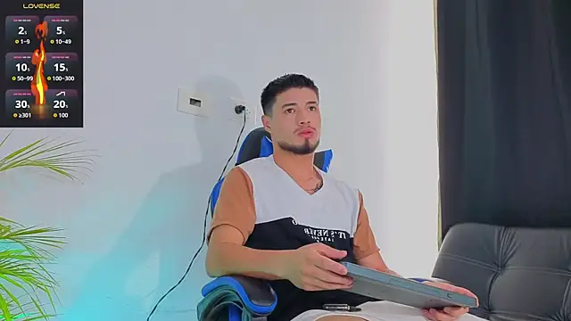 Snapshot of EdwardRoss_ chatting on 11-06-25, 07:37 EdwardRoss online show from 11-06-25, 07:37