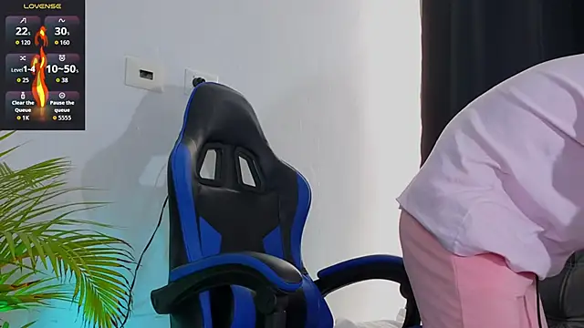 Snapshot of EdwardRoss_ chatting on 11-17-25, 07:41 EdwardRoss online show from 11-17-25, 07:41