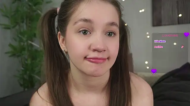 Snapshot of AmiLewis chatting on 01-23-25, 04:09 AmiLewis online show from 01-23-25, 04:09