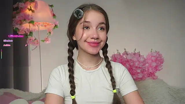 Snapshot of AmiLewis chatting on 09-24-25, 01:20 AmiLewis online show from 09-24-25, 01:20