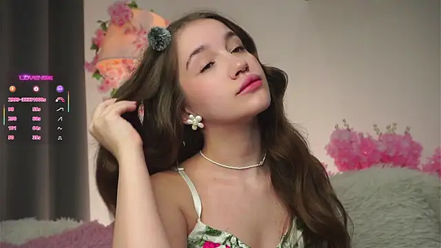 Snapshot of AmiLewis chatting on 10-25-25, 01:02 AmiLewis online show from 10-25-25, 01:02