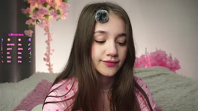 Snapshot of AmiLewis chatting on 11-22-25, 01:04 AmiLewis online show from 11-22-25, 01:04