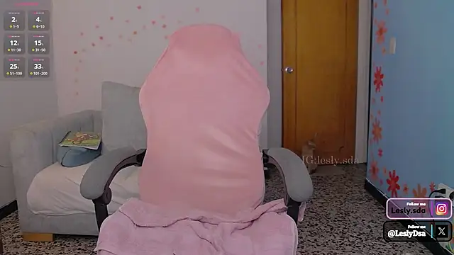 Snapshot of leslyyu chatting on 02-08-25, 04:57 leslyyu online show from 02-08-25, 04:57