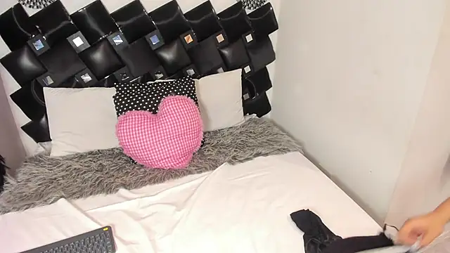 Miia Thompsonn online show from 04-27-26, 07:45