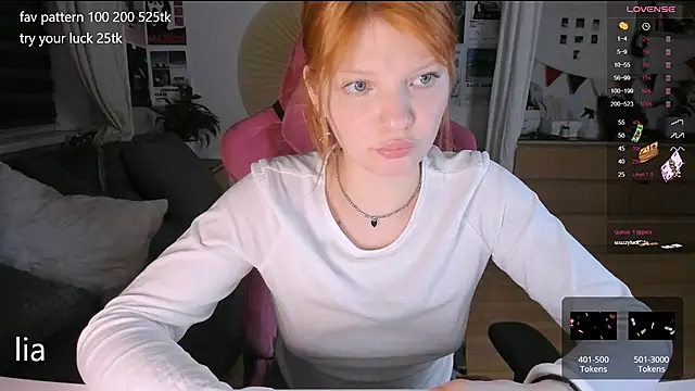 Snapshot of lil_lia chatting on 10-15-25, 09:48 lil lia online show from 10-15-25, 09:48