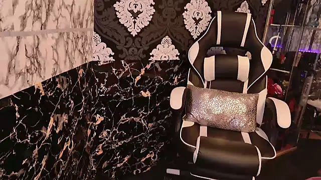 Snapshot of Luiza_Hammer chatting on 02-14-25, 03:05 Luiza Hammer online show from 02-14-25, 03:05