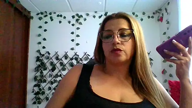 Snapshot of RossanaLionheart chatting on 10-03-25, 10:18 RossanaLionheart online show from 10-03-25, 10:18