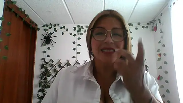 Snapshot of RossanaLionheart chatting on 10-30-25, 08:31 RossanaLionheart online show from 10-30-25, 08:31