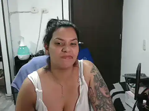 CarolinaRincon online show from 03-11-25, 09:04