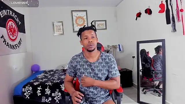 AlejoKhalifa  online show from 10-28-25, 09:02