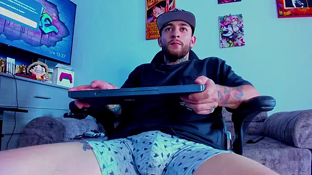 Snapshot of Drako_Lamar chatting on 11-16-25, 06:35 Drako Lamar online show from 11-16-25, 06:35