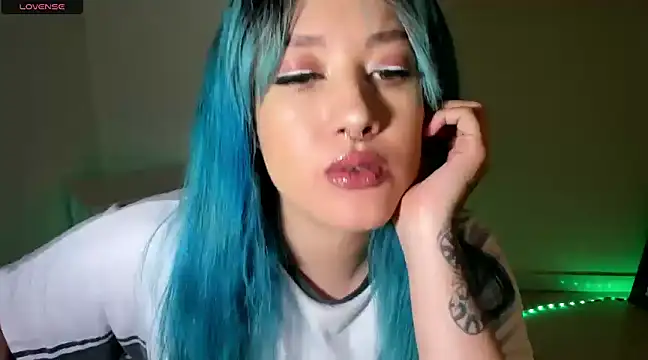 Snapshot of kat_apple chatting on 03-23-25, 02:04 kat apple online show from 03-23-25, 02:04