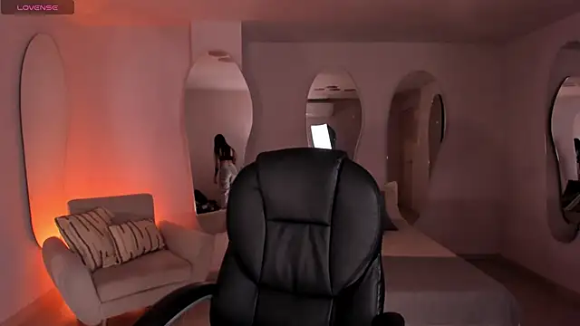 GigiLee  online show from 12-17-24, 12:00