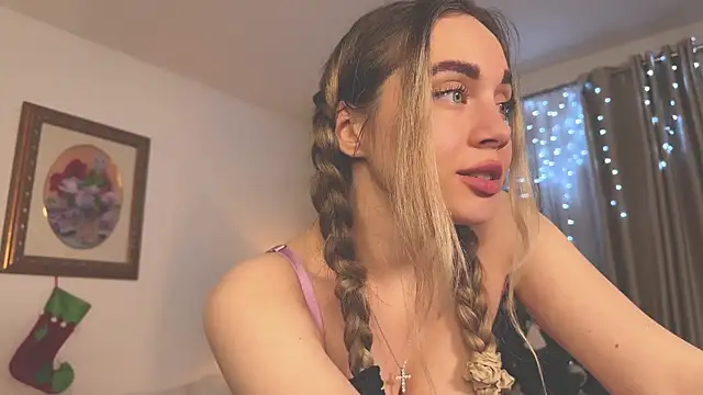 hotexclusive  online show from 01-10-25, 05:37