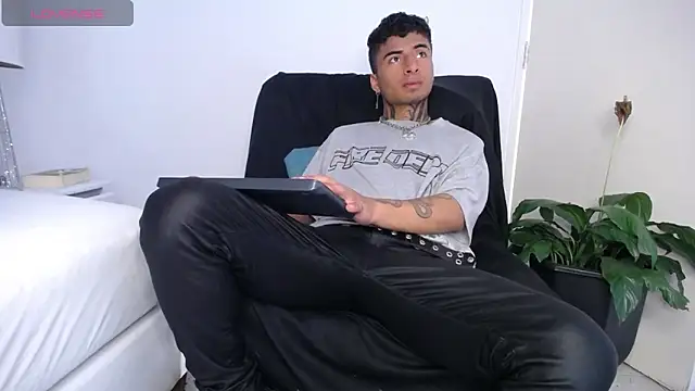 JuanCamiilo 66 online show from 12-31-24, 09:17