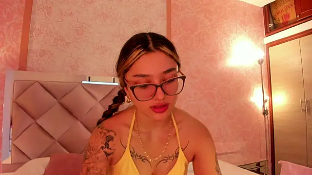 Snapshot of Arianavillada chatting on 10-17-25, 03:10 Arianavillada online show from 10-17-25, 03:10