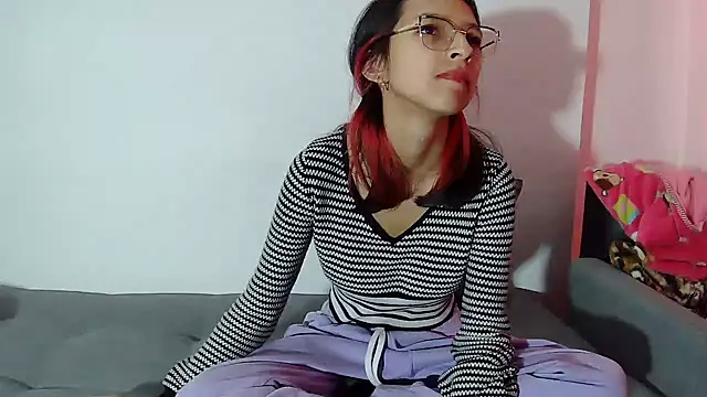 Snapshot of Katalleya_jyj chatting on 01-22-25, 02:46 Katalleya jyj online show from 01-22-25, 02:46