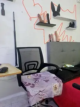 Snapshot of Sophiehuntress chatting on 02-19-25, 04:12 Sophiehuntress online show from 02-19-25, 04:12