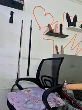 Snapshot of Sophiehuntress chatting on 03-21-25, 11:55 Sophiehuntress online show from 03-21-25, 11:55