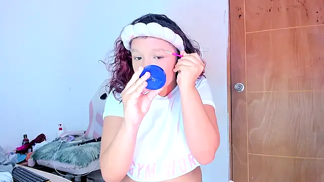 Snapshot of Emily_Coper18 chatting on 05-01-26, 02:32 Emily Coper18 online show from 05-01-26, 02:32