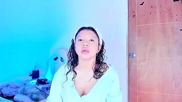 Snapshot of Emily_Coper18 chatting on 05-17-26, 02:24 Emily Coper18 online show from 05-17-26, 02:24