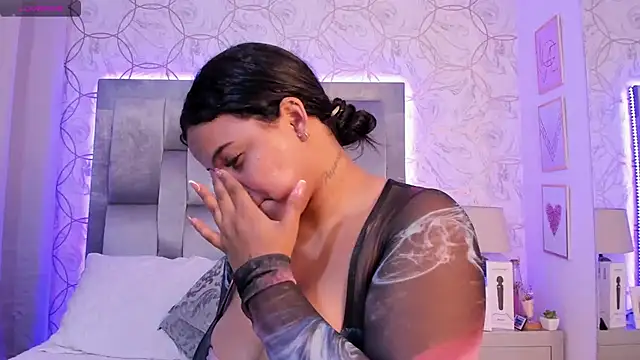 Snapshot of EmmaWeest chatting on 12-12-24, 08:10 EmmaWeest online show from 12-12-24, 08:10